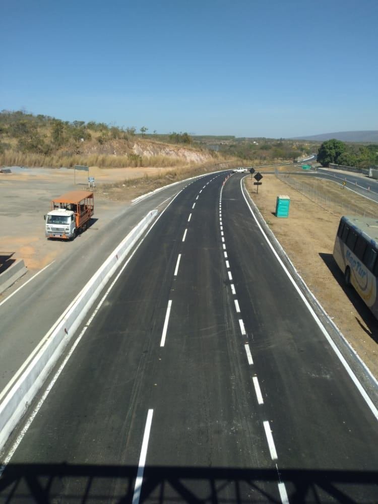 Vista de cima de pista dupla com faixas seccionadas brancas